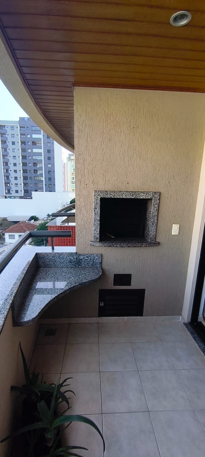 Sacada com churrasqueira e bancada em granito