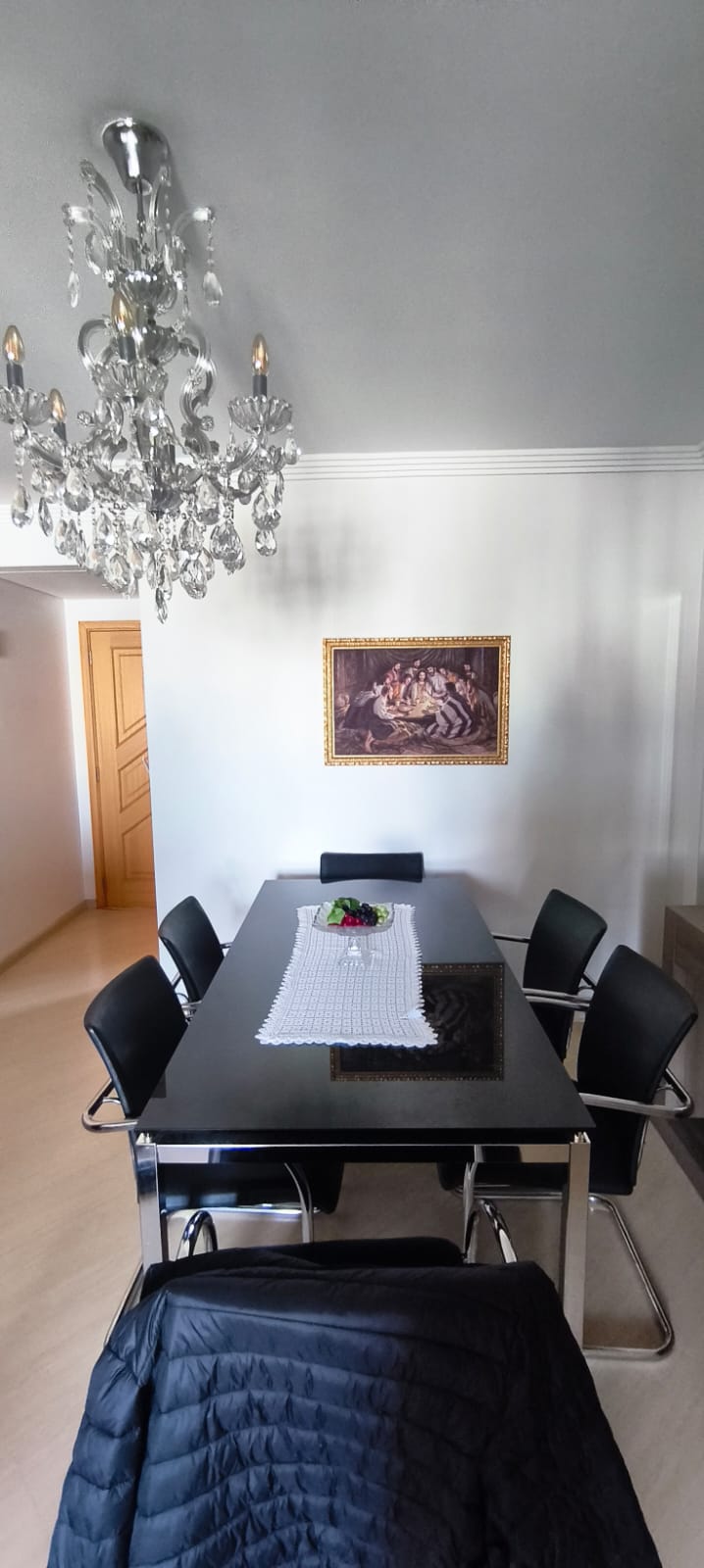 Sala de jantar ampla com lustre de cristal