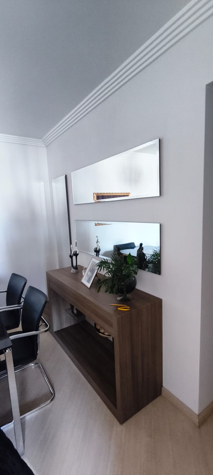 Aparador com espelhos no hall