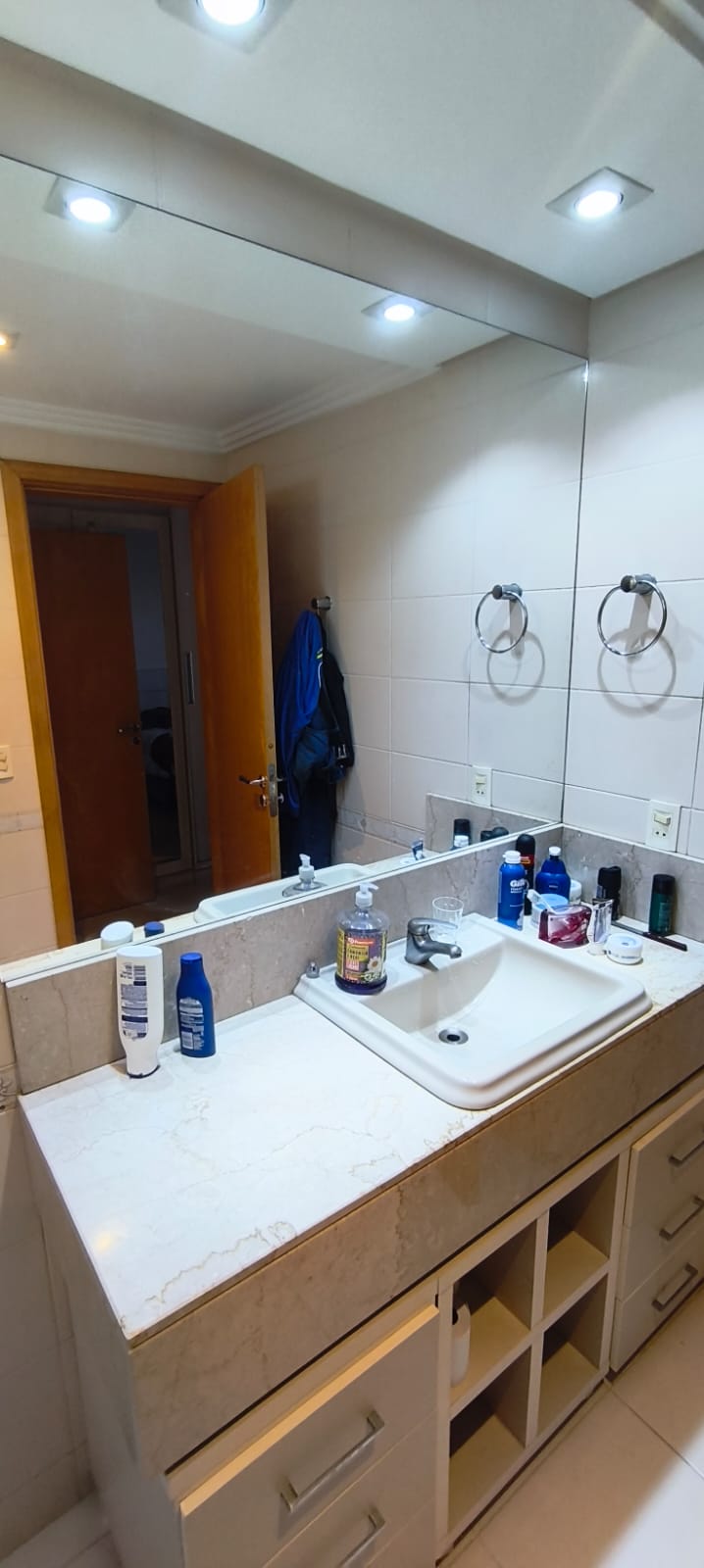 Banheiro com bancada em mármore