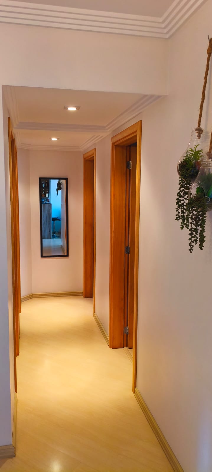 Corredor com portas em madeira